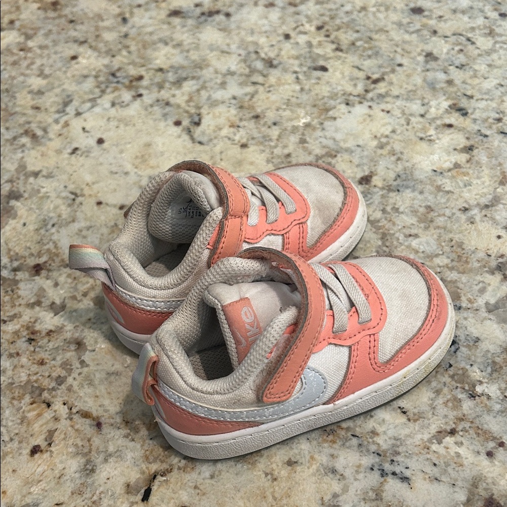 Nike Girls Tennis Shoe Size 5